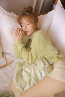 美女扒开内裤光屁股给男人看